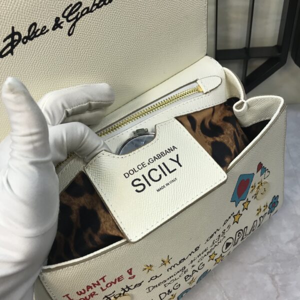 Dolce & Gabban Leather Print. Can be carried by strap or as a bag. Every time it is presented, there are always endless surprises of luxury.-25cm