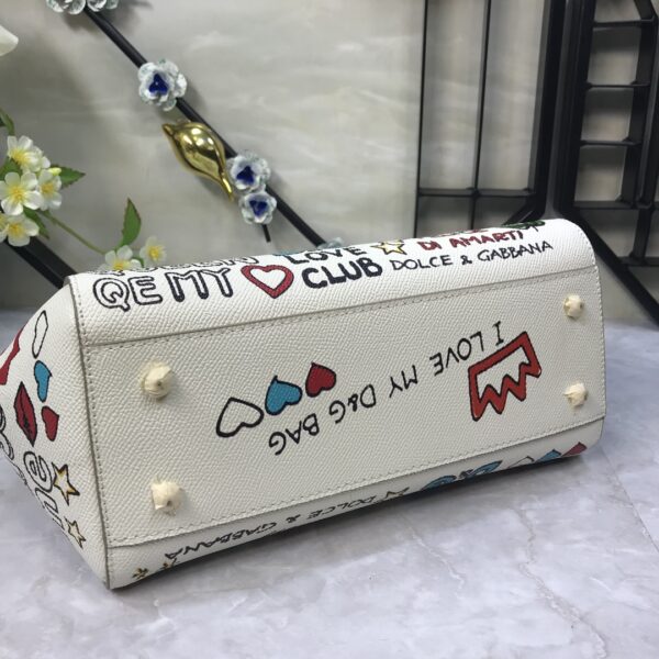 Dolce & Gabban Leather Print. Can be carried by strap or as a bag. Every time it is presented, there are always endless surprises of luxury.-25cm