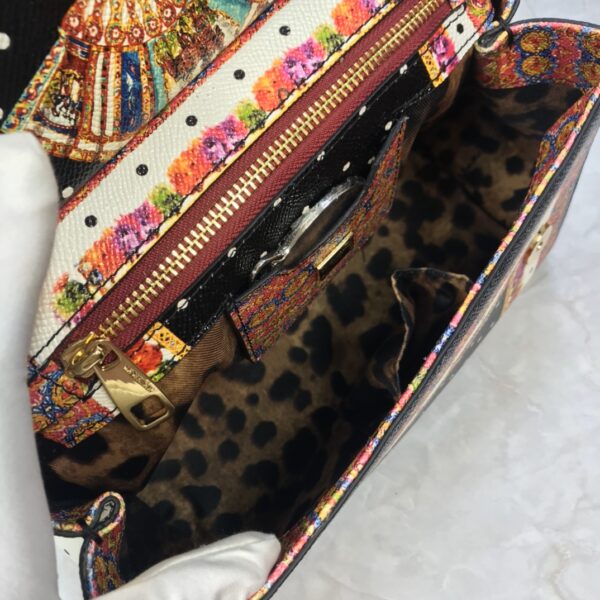 Dolce & Gabban Leather Print. Can be carried by strap or as a bag. Every time it is presented, there are always endless surprises of luxury.-25cm