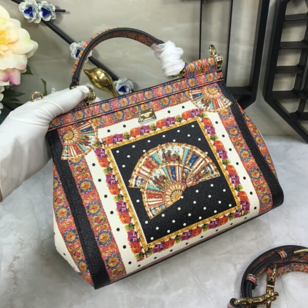 Dolce & Gabban Leather Print. Can be carried by strap or as a bag. Every time it is presented, there are always endless surprises of luxury.-25cm