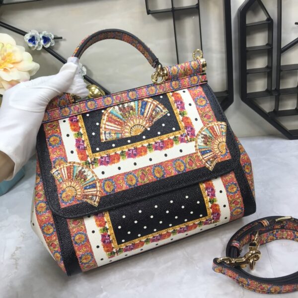 Dolce & Gabban Leather Print. Can be carried by strap or as a bag. Every time it is presented, there are always endless surprises of luxury.-25cm