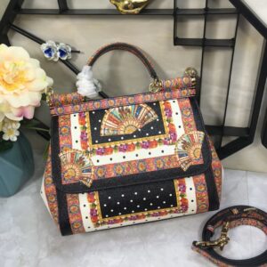 Dolce & Gabban Leather Print. Can be carried by strap or as a bag. Every time it is presented, there are always endless surprises of luxury.-25cm