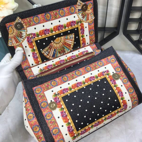 Dolce & Gabban Leather Print. Can be carried by strap or as a bag. Every time it is presented, there are always endless surprises of luxury.-25cm