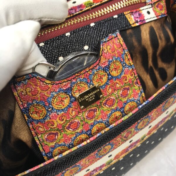 Dolce & Gabban Leather Print. Can be carried by strap or as a bag. Every time it is presented, there are always endless surprises of luxury.-25cm