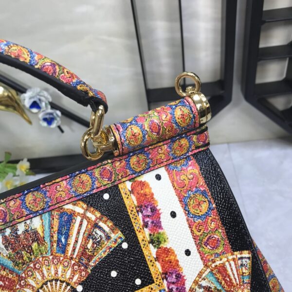 Dolce & Gabban Leather Print. Can be carried by strap or as a bag. Every time it is presented, there are always endless surprises of luxury.-25cm