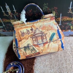 Dolce & Gabban Leather Print. Can be carried by strap or as a bag. Every time it is presented, there are always endless surprises of luxury.-25cm