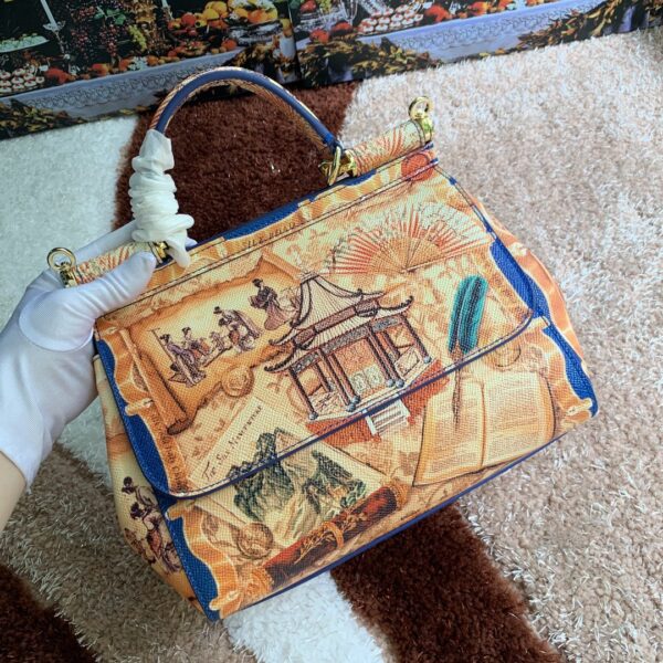 Dolce & Gabban Leather Print. Can be carried by strap or as a bag. Every time it is presented, there are always endless surprises of luxury.-25cm