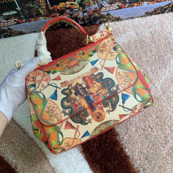 Dolce & Gabban Leather Print. Can be carried by strap or as a bag. Every time it is presented, there are always endless surprises of luxury.-25cm