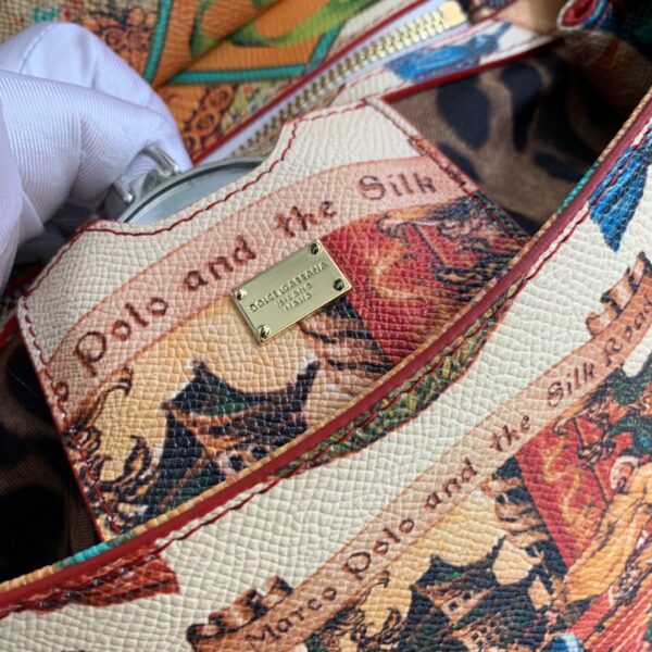 Dolce & Gabban Leather Print. Can be carried by strap or as a bag. Every time it is presented, there are always endless surprises of luxury.-25cm