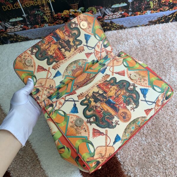 Dolce & Gabban Leather Print. Can be carried by strap or as a bag. Every time it is presented, there are always endless surprises of luxury.-25cm