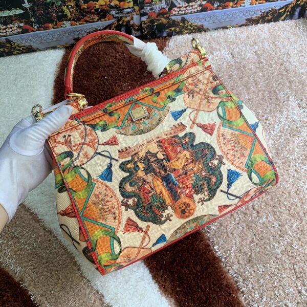 Dolce & Gabban Leather Print. Can be carried by strap or as a bag. Every time it is presented, there are always endless surprises of luxury.-25cm