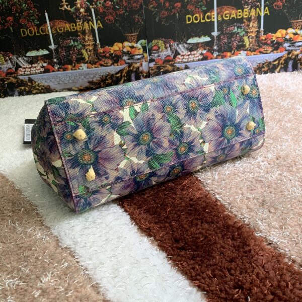 Dolce & Gabban Leather Print. Can be carried by strap or as a bag. Every time it is presented, there are always endless surprises of luxury.-25cm