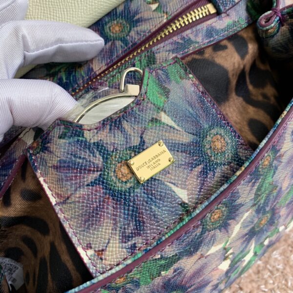 Dolce & Gabban Leather Print. Can be carried by strap or as a bag. Every time it is presented, there are always endless surprises of luxury.-25cm