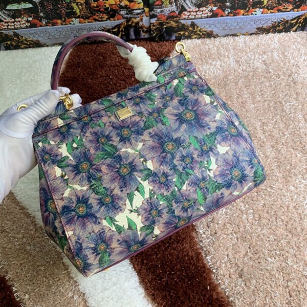 Dolce & Gabban Leather Print. Can be carried by strap or as a bag. Every time it is presented, there are always endless surprises of luxury.-25cm
