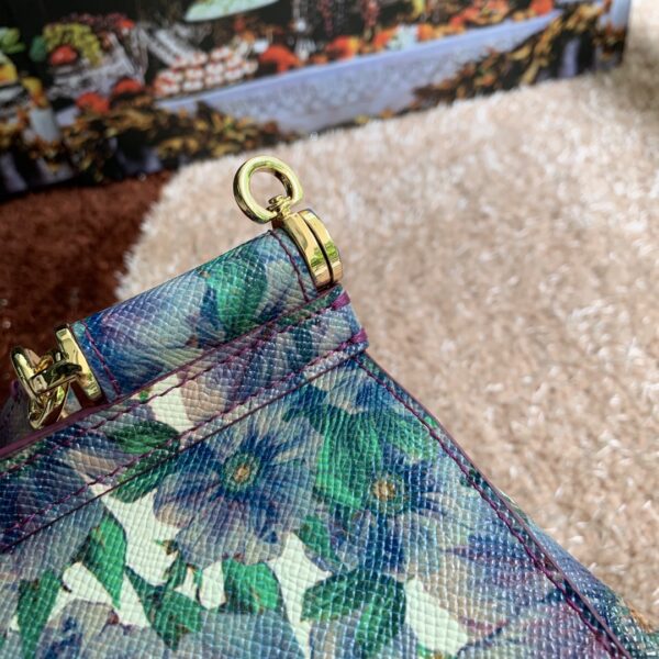 Dolce & Gabban Leather Print. Can be carried by strap or as a bag. Every time it is presented, there are always endless surprises of luxury.-25cm