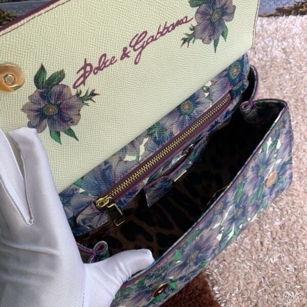 Dolce & Gabban Leather Print. Can be carried by strap or as a bag. Every time it is presented, there are always endless surprises of luxury.-25cm