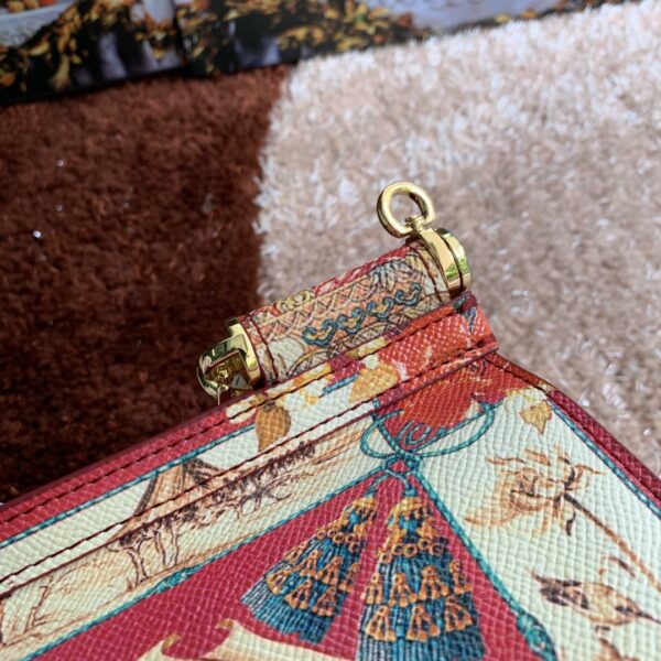Dolce & Gabban Leather Print. Can be carried by strap or as a bag. Every time it is presented, there are always endless surprises of luxury.-25cm