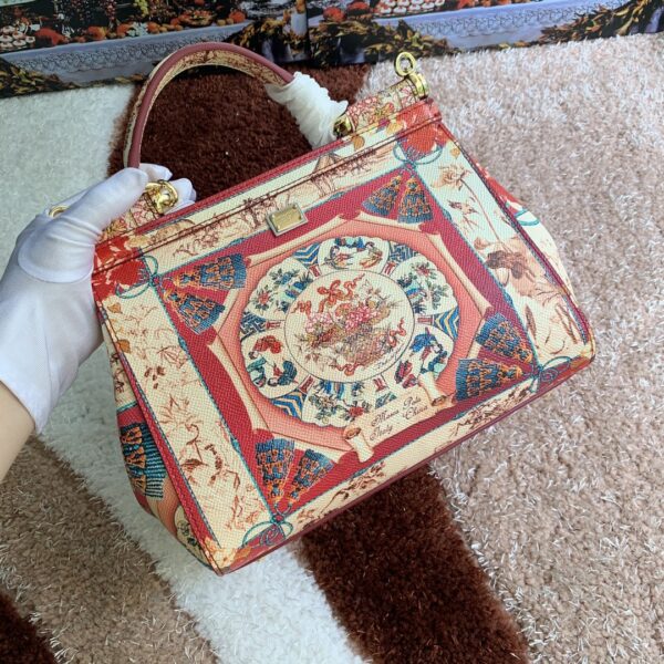 Dolce & Gabban Leather Print. Can be carried by strap or as a bag. Every time it is presented, there are always endless surprises of luxury.-25cm