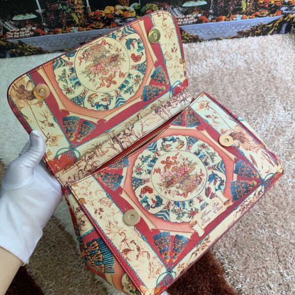 Dolce & Gabban Leather Print. Can be carried by strap or as a bag. Every time it is presented, there are always endless surprises of luxury.-25cm