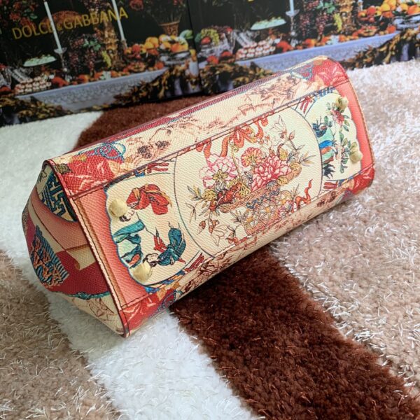 Dolce & Gabban Leather Print. Can be carried by strap or as a bag. Every time it is presented, there are always endless surprises of luxury.-25cm