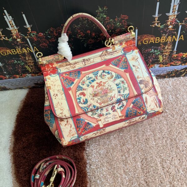 Dolce & Gabban Leather Print. Can be carried by strap or as a bag. Every time it is presented, there are always endless surprises of luxury.-25cm