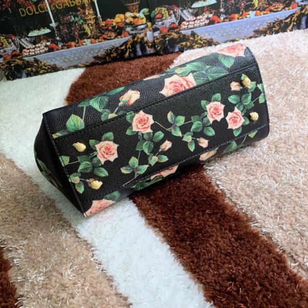 Dolce & Gabban Leather Print. Can be carried by strap or as a bag. Every time it is presented, there are always endless surprises of luxury.-25cm