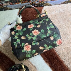 Dolce & Gabban Leather Print. Can be carried by strap or as a bag. Every time it is presented, there are always endless surprises of luxury.-25cm