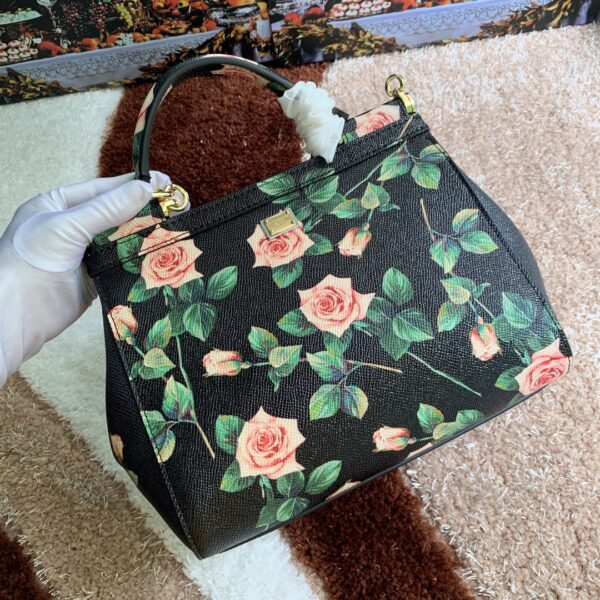 Dolce & Gabban Leather Print. Can be carried by strap or as a bag. Every time it is presented, there are always endless surprises of luxury.-25cm