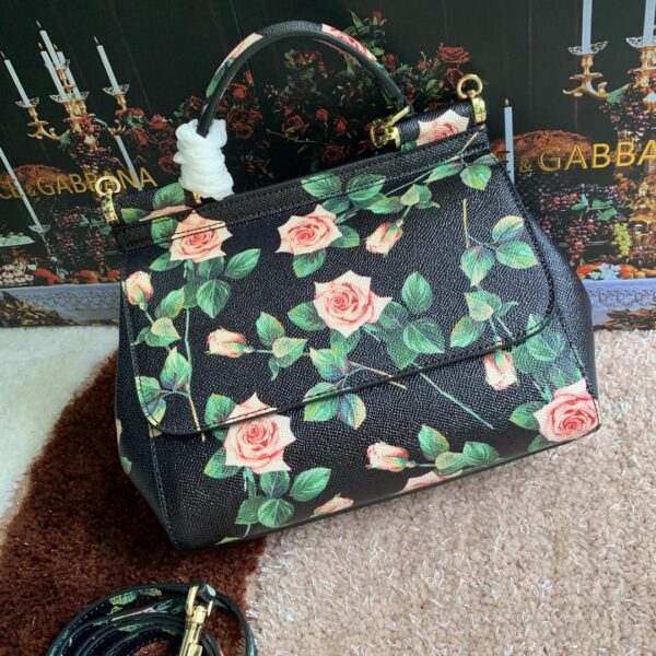 Dolce & Gabban Leather Print. Can be carried by strap or as a bag. Every time it is presented, there are always endless surprises of luxury.-25cm