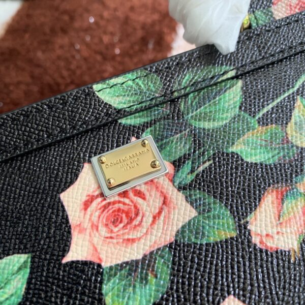 Dolce & Gabban Leather Print. Can be carried by strap or as a bag. Every time it is presented, there are always endless surprises of luxury.-25cm