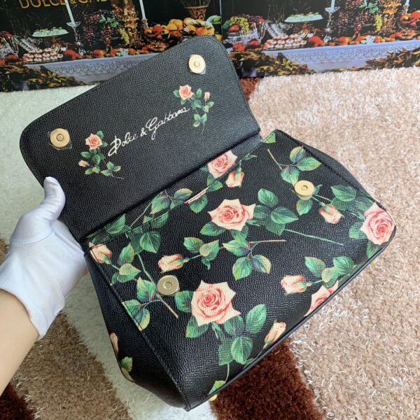 Dolce & Gabban Leather Print. Can be carried by strap or as a bag. Every time it is presented, there are always endless surprises of luxury.-25cm