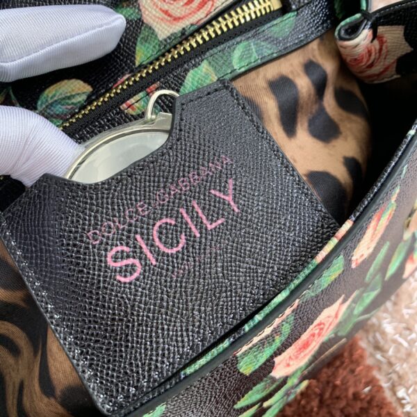 Dolce & Gabban Leather Print. Can be carried by strap or as a bag. Every time it is presented, there are always endless surprises of luxury.-25cm