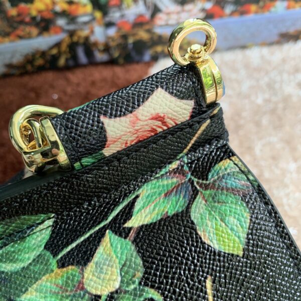 Dolce & Gabban Leather Print. Can be carried by strap or as a bag. Every time it is presented, there are always endless surprises of luxury.-25cm