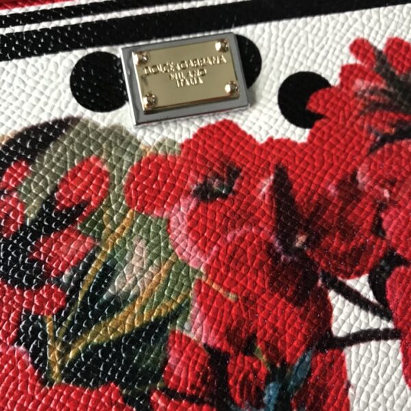 Dolce & Gabban Leather Print. Can be carried by strap or as a bag. Every time it is presented, there are always endless surprises of luxury.-25cm
