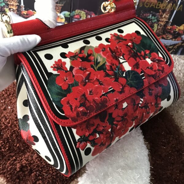 Dolce & Gabban Leather Print. Can be carried by strap or as a bag. Every time it is presented, there are always endless surprises of luxury.-25cm