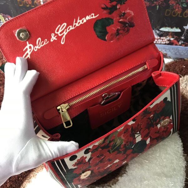 Dolce & Gabban Leather Print. Can be carried by strap or as a bag. Every time it is presented, there are always endless surprises of luxury.-25cm