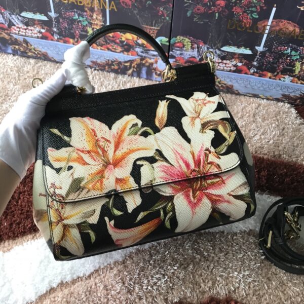Dolce & Gabban Leather Print. Can be carried by strap or as a bag. Every time it is presented, there are always endless surprises of luxury.-25cm