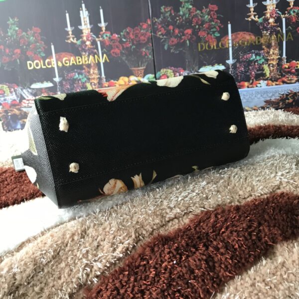Dolce & Gabban Leather Print. Can be carried by strap or as a bag. Every time it is presented, there are always endless surprises of luxury.-25cm