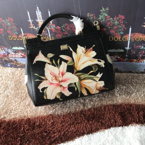 Dolce & Gabban Leather Print. Can be carried by strap or as a bag. Every time it is presented, there are always endless surprises of luxury.-25cm