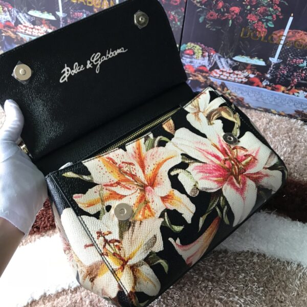 Dolce & Gabban Leather Print. Can be carried by strap or as a bag. Every time it is presented, there are always endless surprises of luxury.-25cm