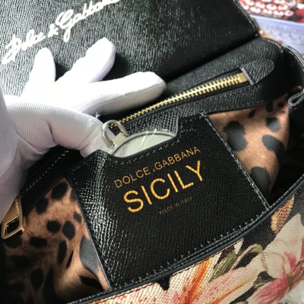 Dolce & Gabban Leather Print. Can be carried by strap or as a bag. Every time it is presented, there are always endless surprises of luxury.-25cm