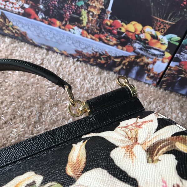 Dolce & Gabban Leather Print. Can be carried by strap or as a bag. Every time it is presented, there are always endless surprises of luxury.-25cm