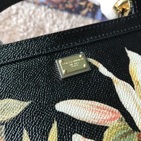 Dolce & Gabban Leather Print. Can be carried by strap or as a bag. Every time it is presented, there are always endless surprises of luxury.-25cm