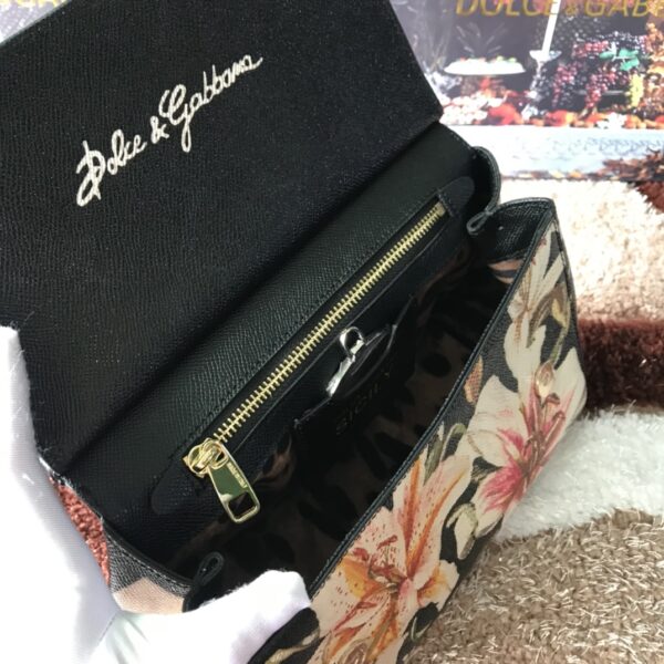 Dolce & Gabban Leather Print. Can be carried by strap or as a bag. Every time it is presented, there are always endless surprises of luxury.-25cm