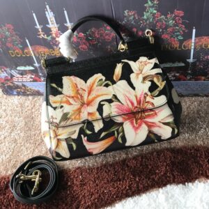 Dolce & Gabban Leather Print. Can be carried by strap or as a bag. Every time it is presented, there are always endless surprises of luxury.-25cm