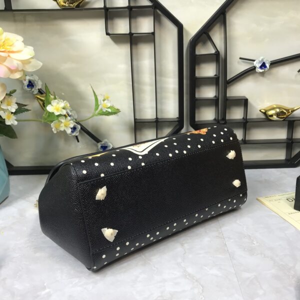 Dolce & Gabban Leather Print. Can be carried by strap or as a bag. Every time it is presented, there are always endless surprises of luxury.-25cm