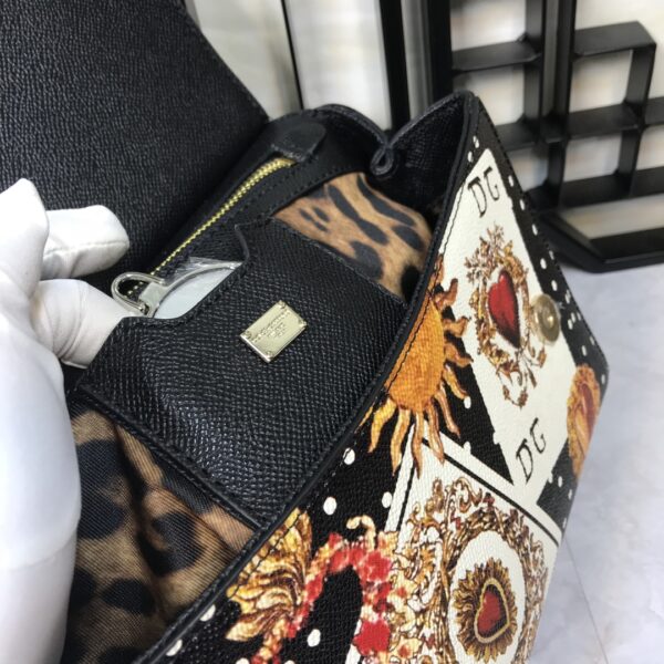 Dolce & Gabban Leather Print. Can be carried by strap or as a bag. Every time it is presented, there are always endless surprises of luxury.-25cm