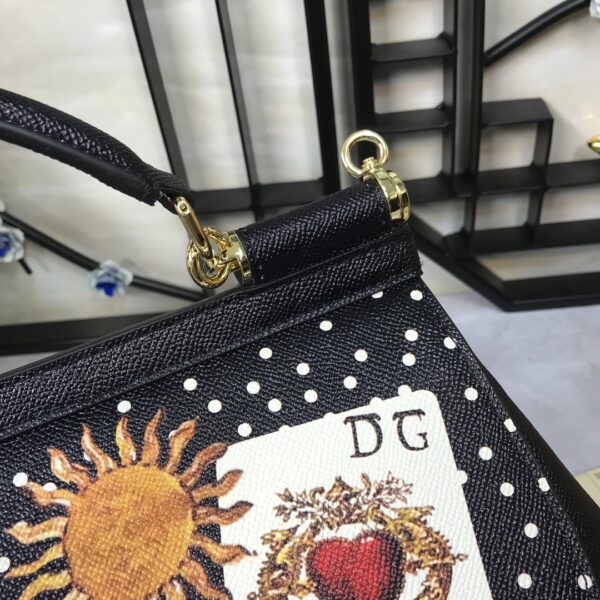 Dolce & Gabban Leather Print. Can be carried by strap or as a bag. Every time it is presented, there are always endless surprises of luxury.-25cm