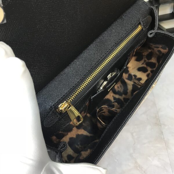 Dolce & Gabban Leather Print. Can be carried by strap or as a bag. Every time it is presented, there are always endless surprises of luxury.-25cm