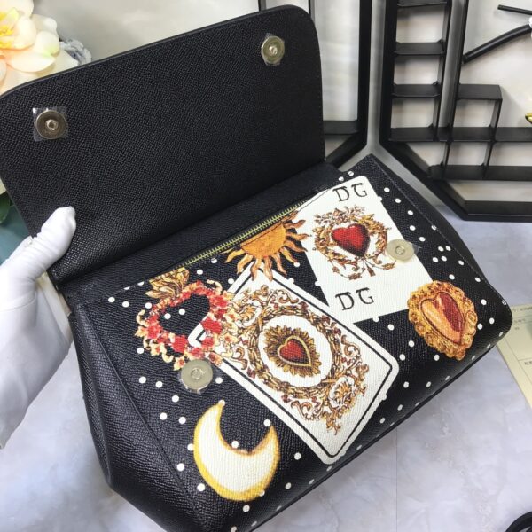 Dolce & Gabban Leather Print. Can be carried by strap or as a bag. Every time it is presented, there are always endless surprises of luxury.-25cm